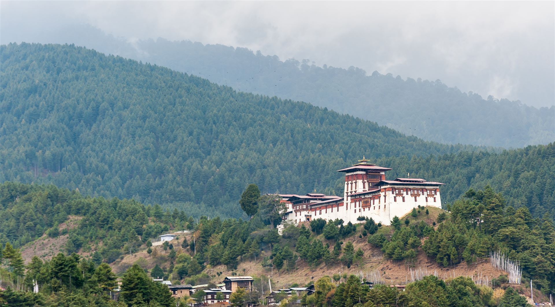 Jakar Dzong in den Bergen