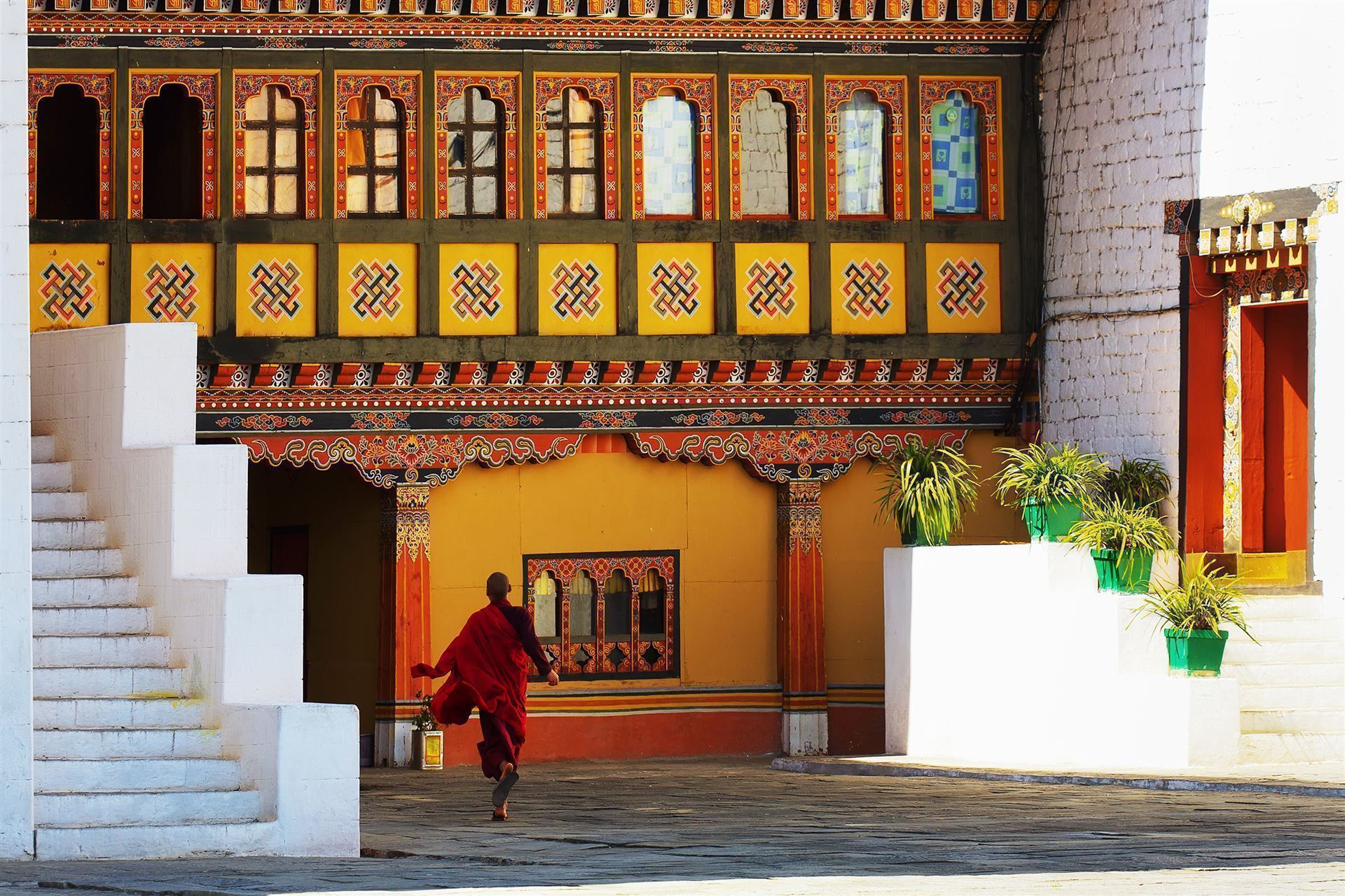 Kloster mit Moench in Paro