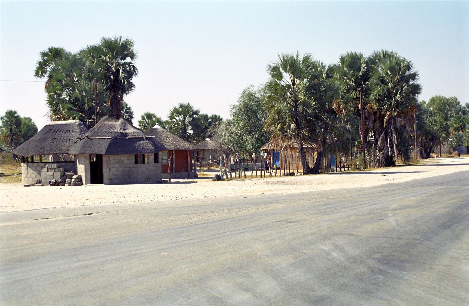 Maun entlang der Straße