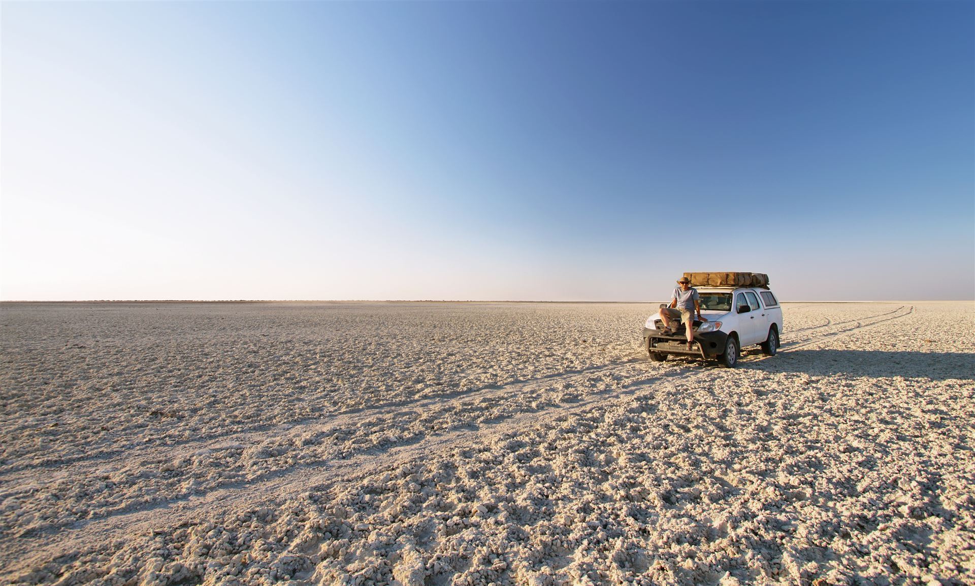 Tourist mit Jeep in den Salzpfannen