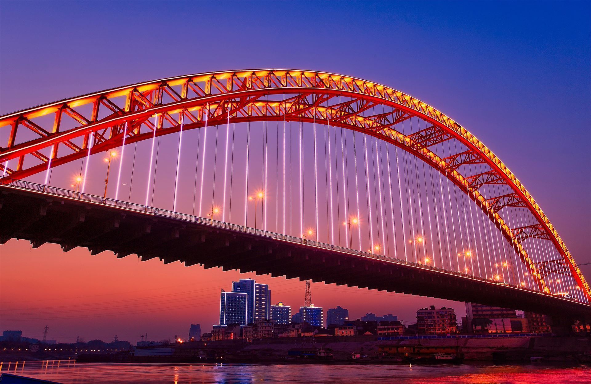 Bogenbrücke bei Nacht