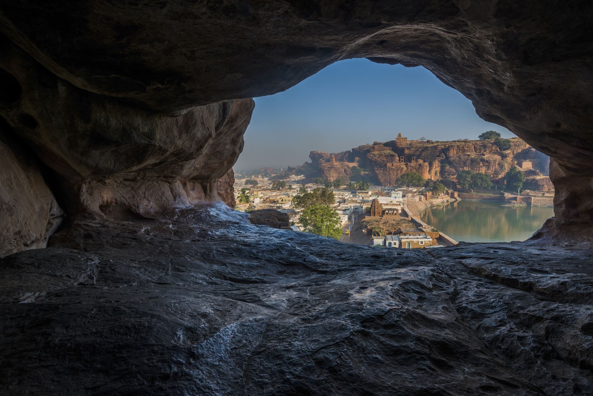 Blick auf die Stadt und den Höhlentempel