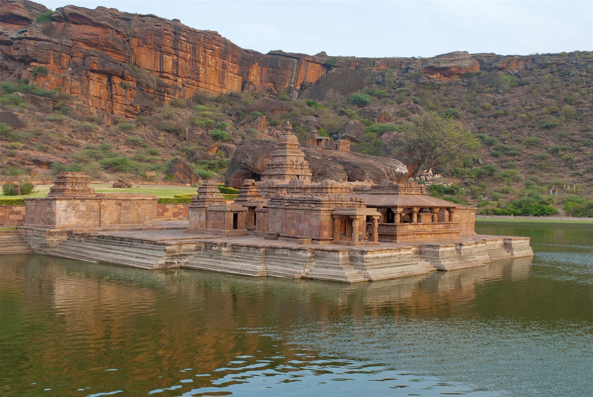 Bhutanatha-Tempel und Agastya See