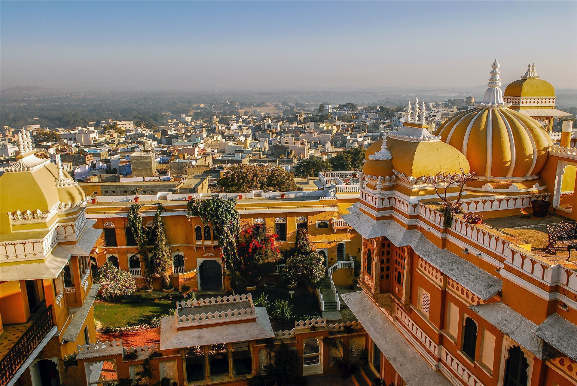 Blick über die Stadt vom Deogarh Mahal