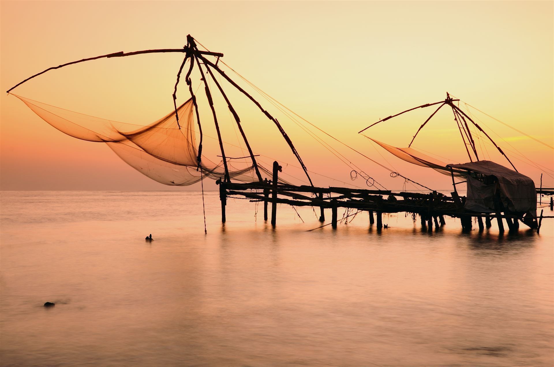 Chinesische Fischernetze bei Sonnenuntergang