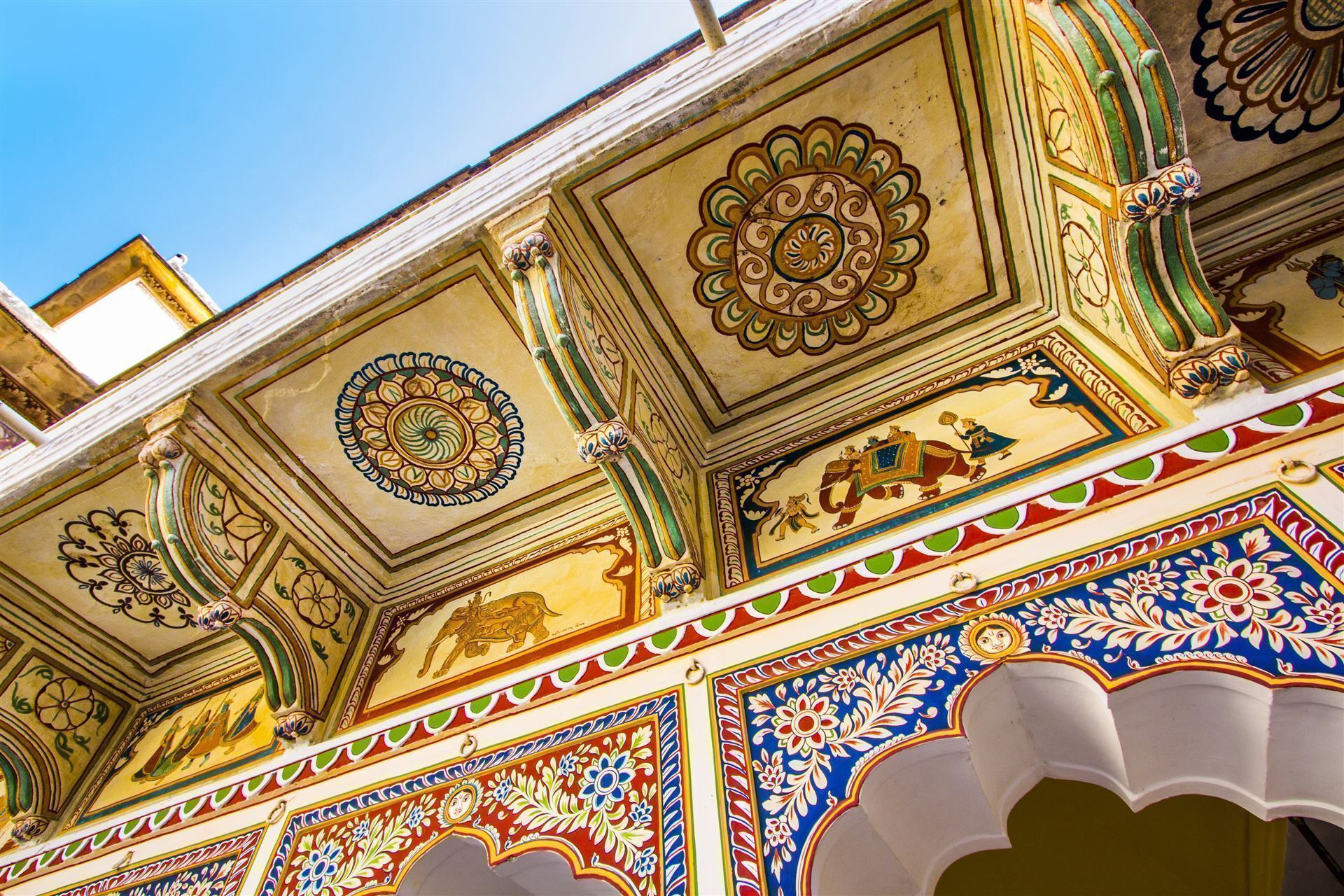 Schöne alte Fresken eines Haveli Hauses