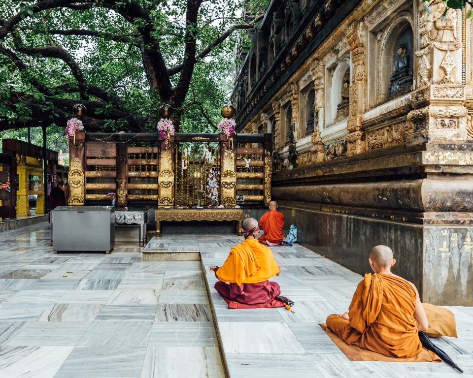 Indischer buddhistischer Mönch bei der Meditation_ Mahabodhi-Tempels,