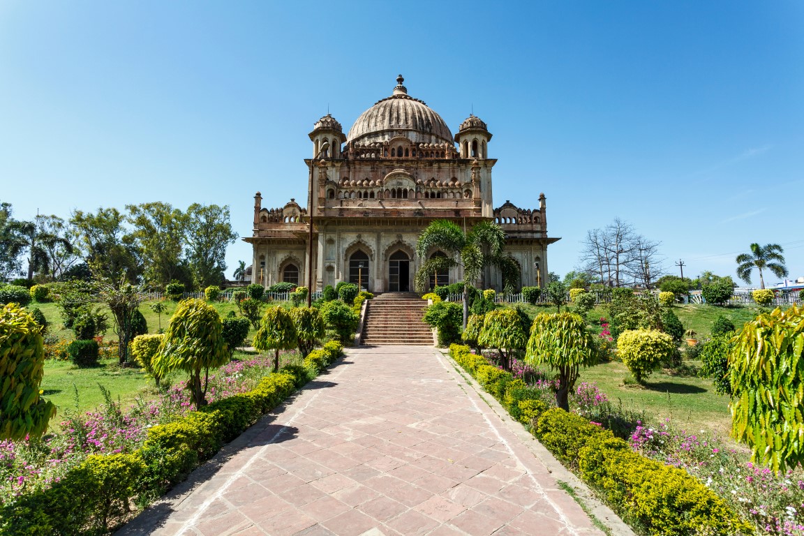 Lucknow-Grabmal von Saadat Ali Khan im Garten des Kaiser Bagh Palace
