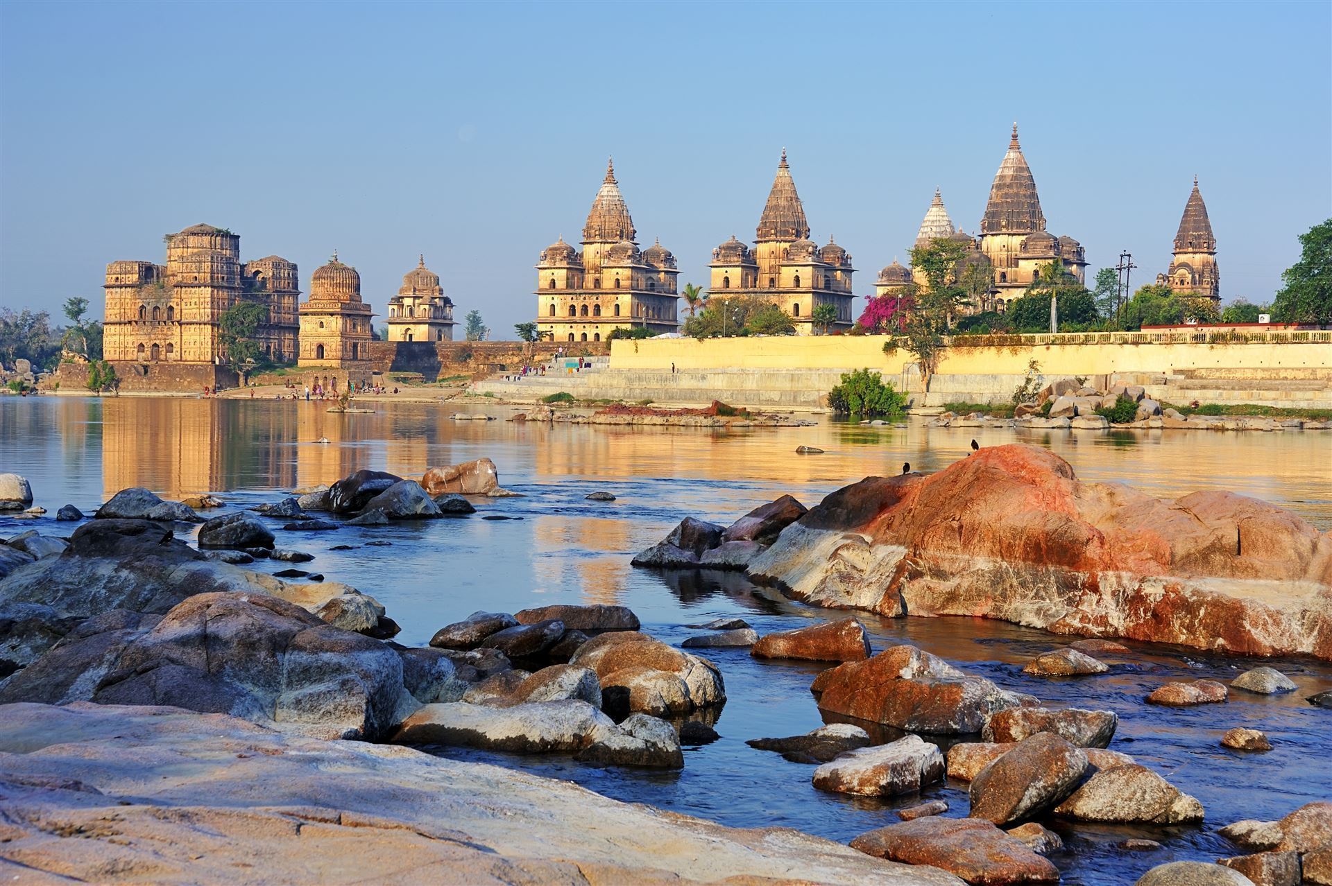Chhatris am Betwa Fluss
