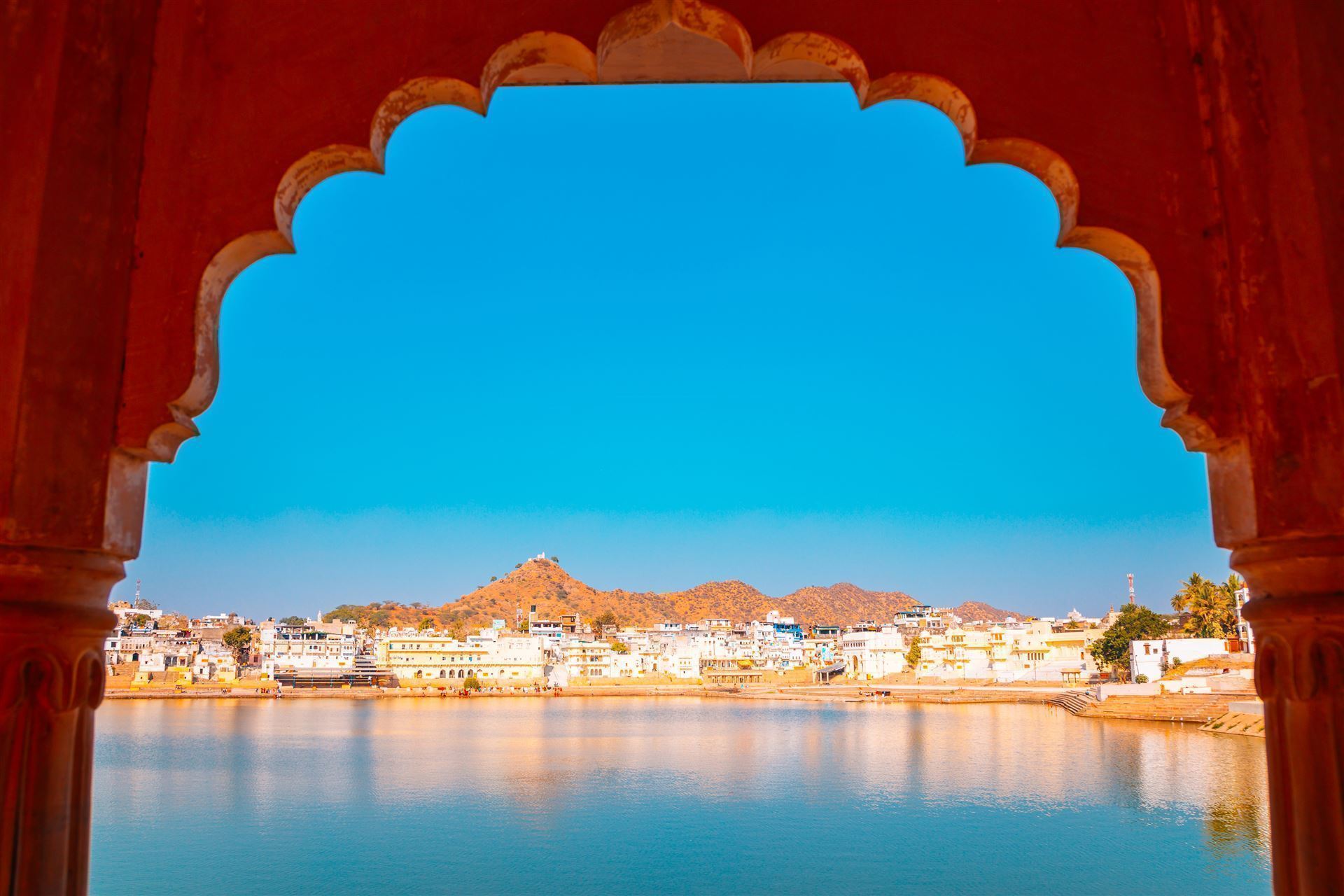 Blick auf den See in Pushkar mit Ghats