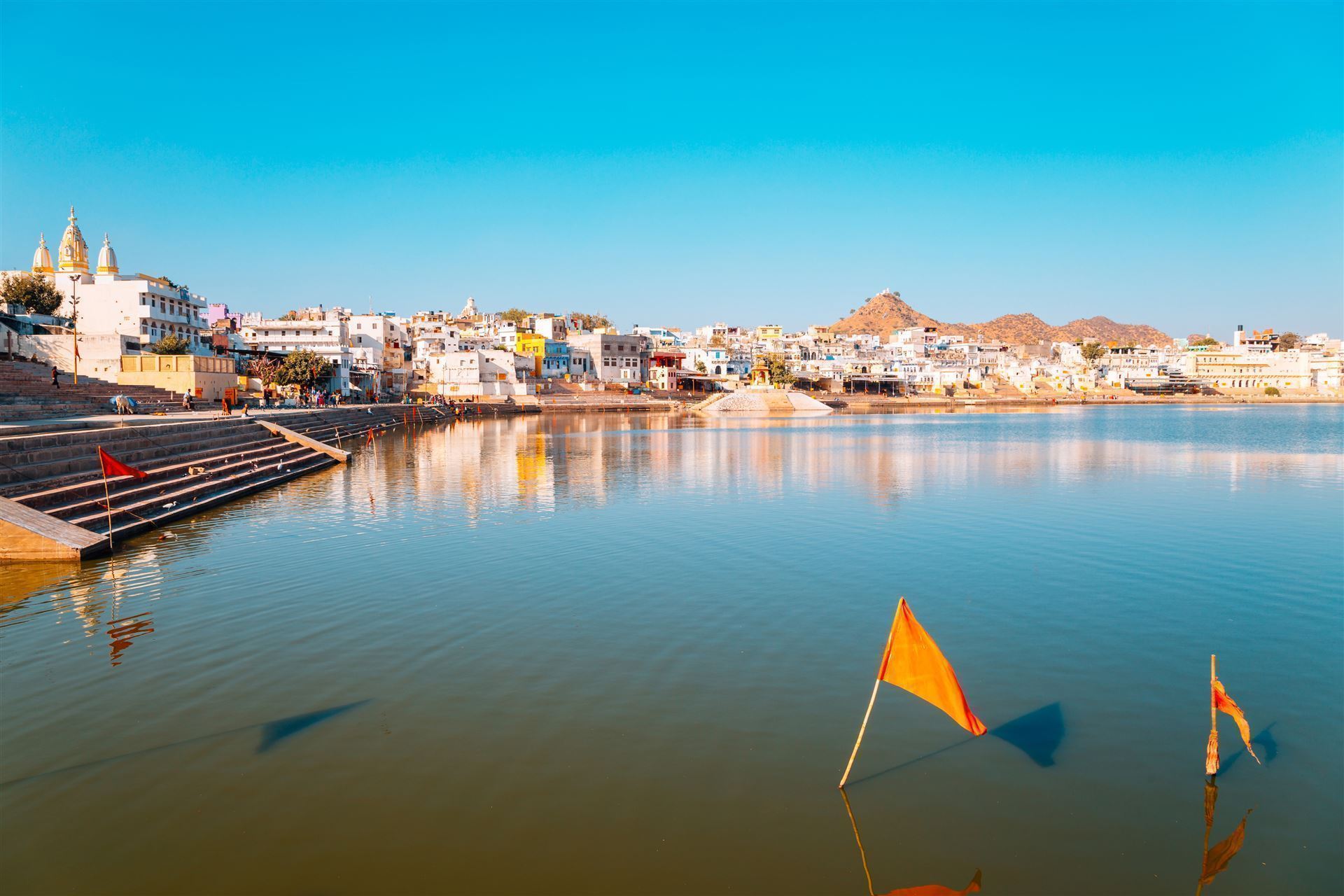 Blick auf den See in Pushkar mit Ghats
