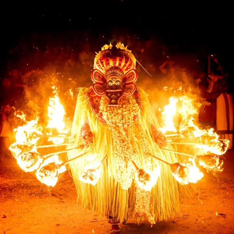 Tanz Thee Kuttichathan Thira beim Theyyam Fest 