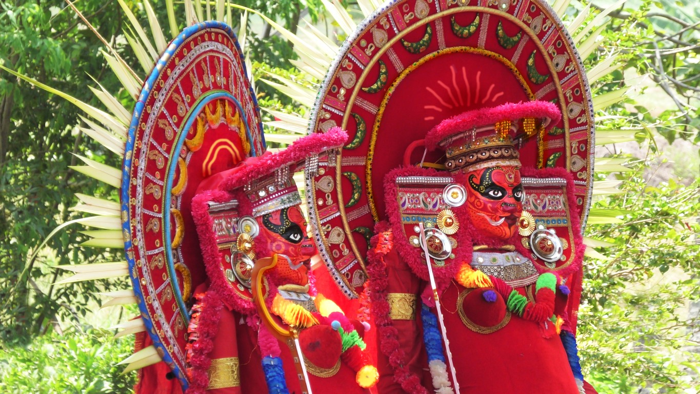 Skulpturale Darstellung von Theyyam, einem religiösen Ritual