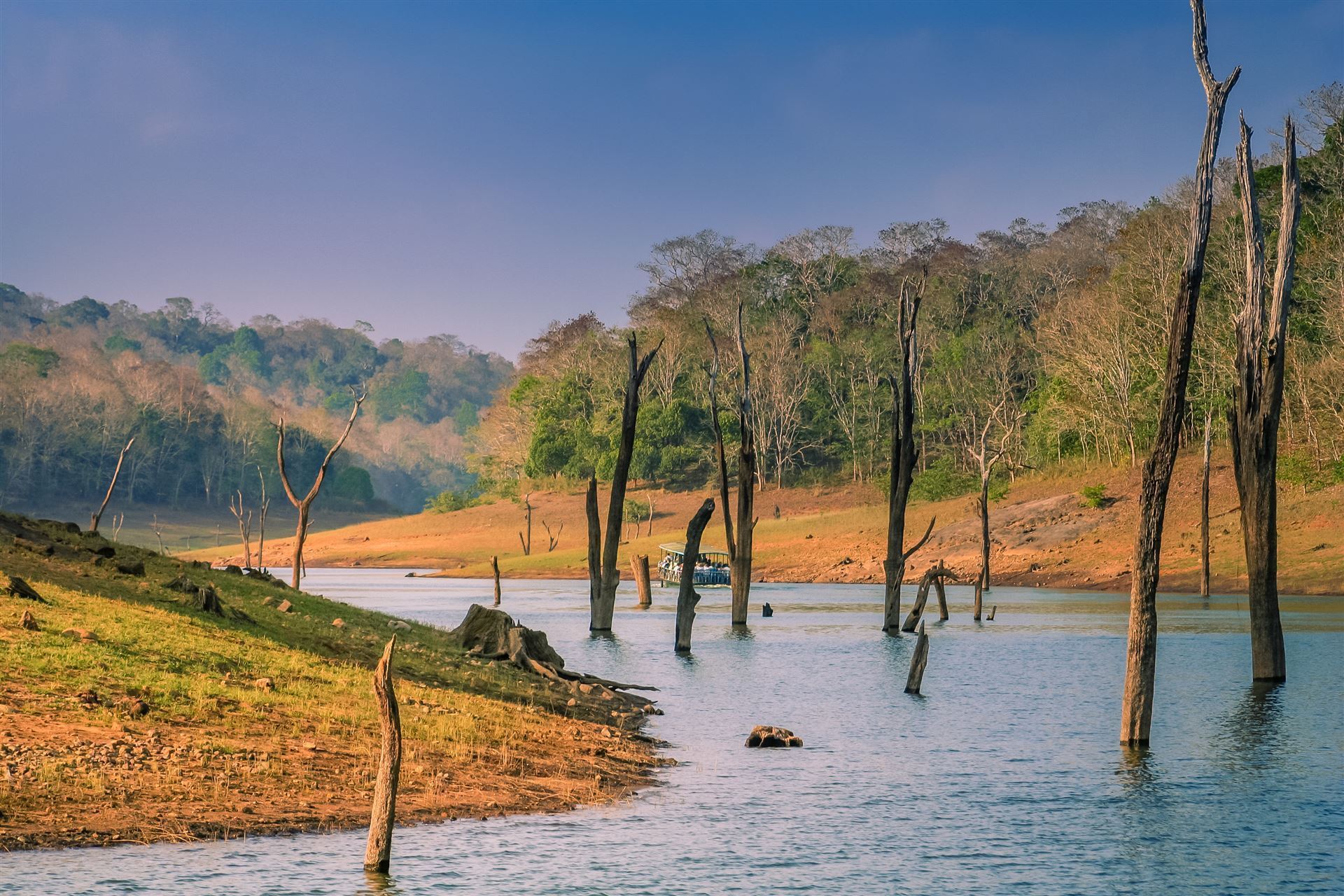 Landschaft mit Ausflugsboot