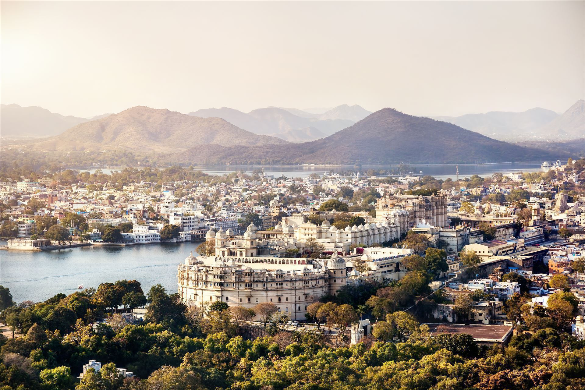 Blick über Udaipur mit Stadtpalast