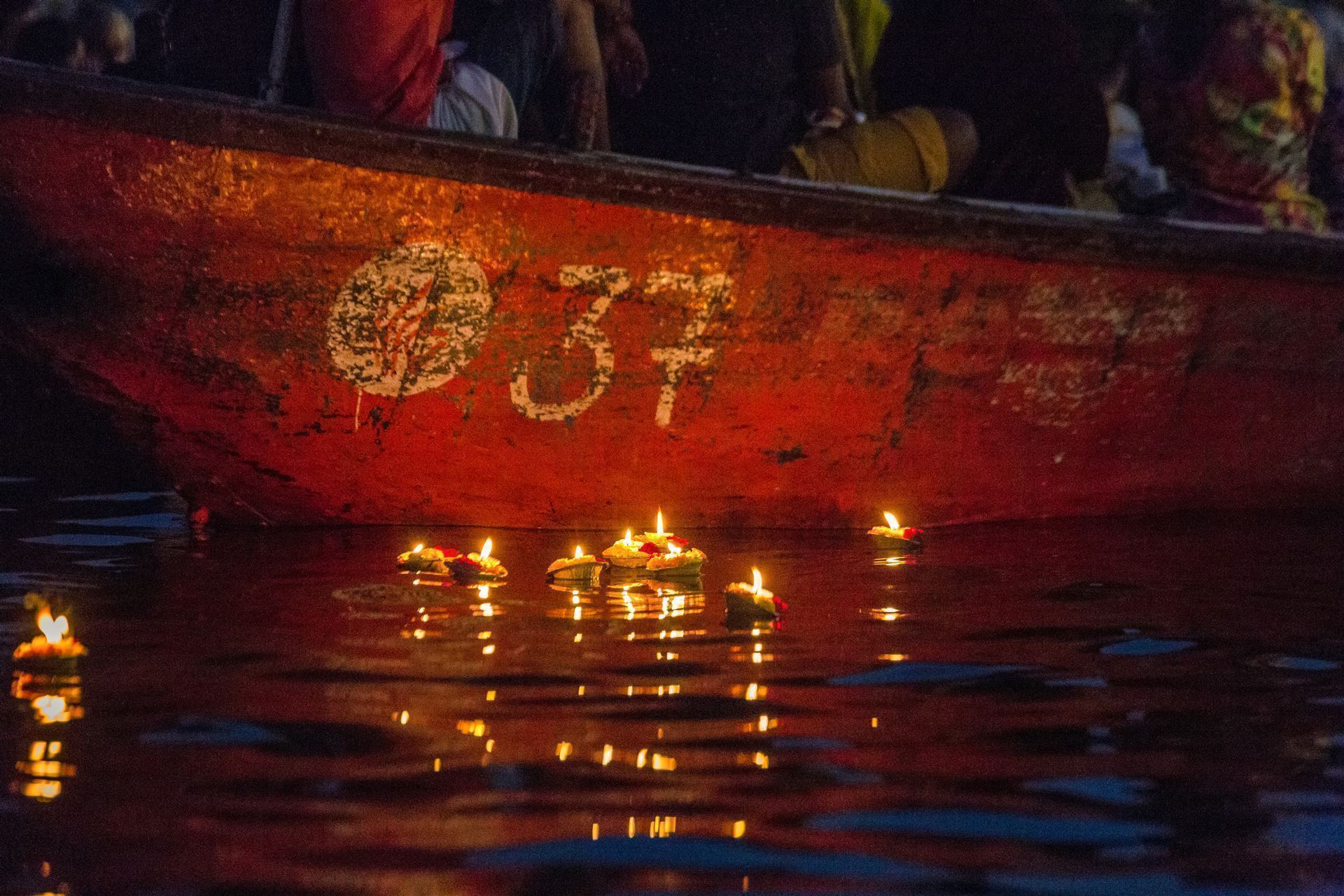 Brennende Kerzen im Ganges in Varanasi