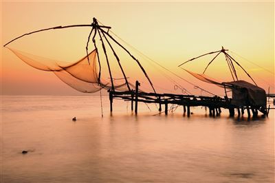 Chinesische Fischernetze bei Sonnenuntergang