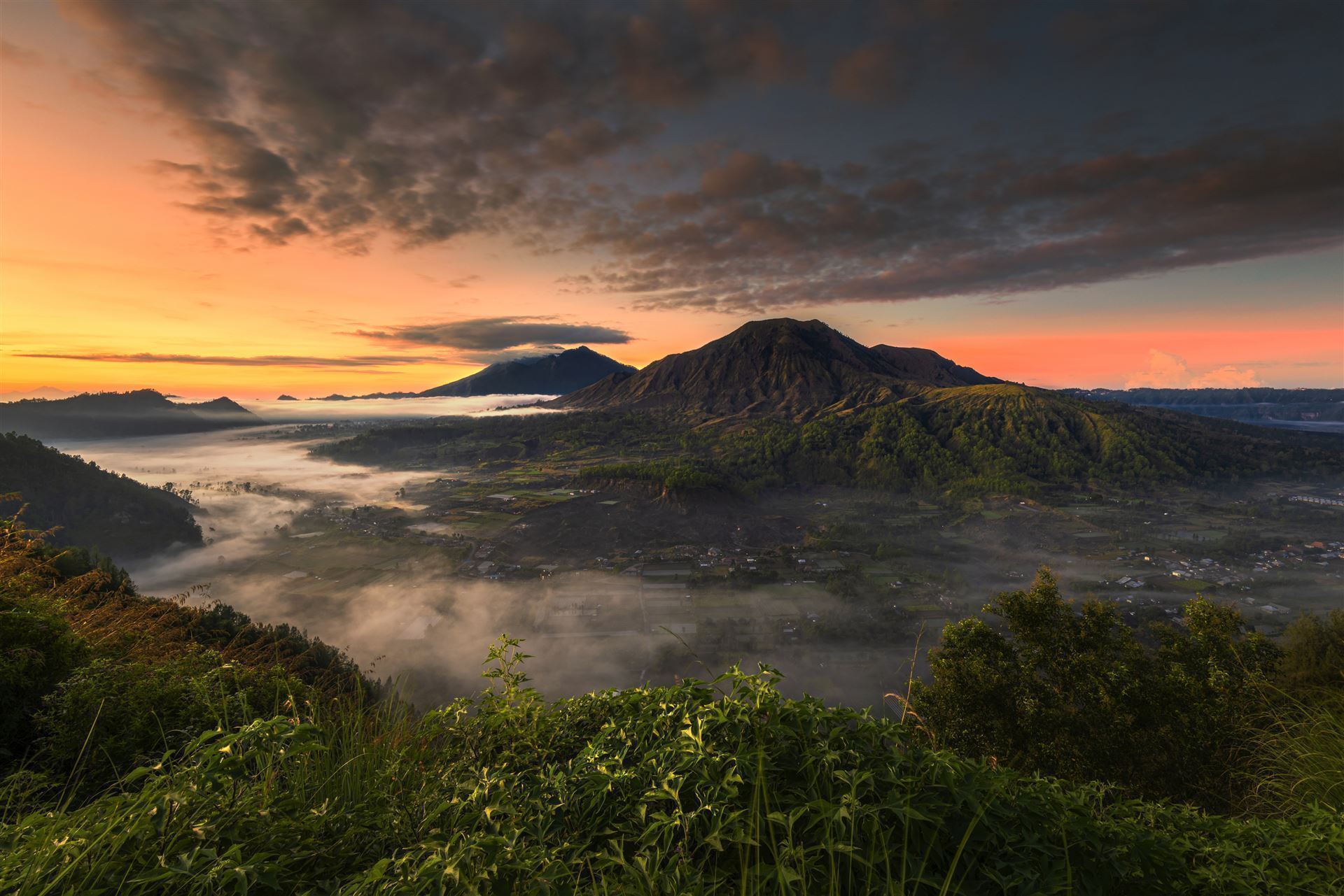 Blick auf den Mount Batur, den Mount Abang und den Mount Agung