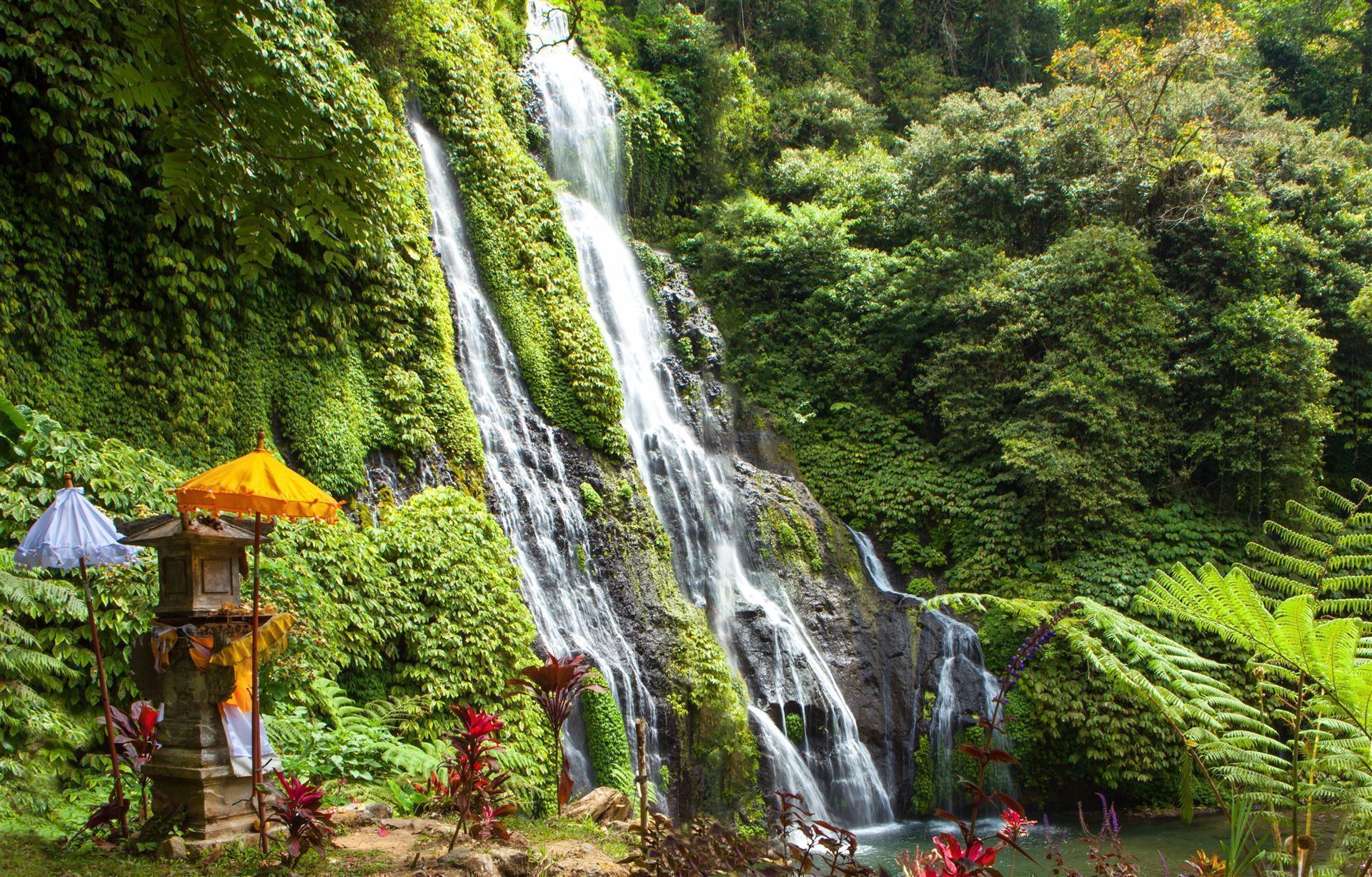 Munduk Wasserfall mit Gebetshaus