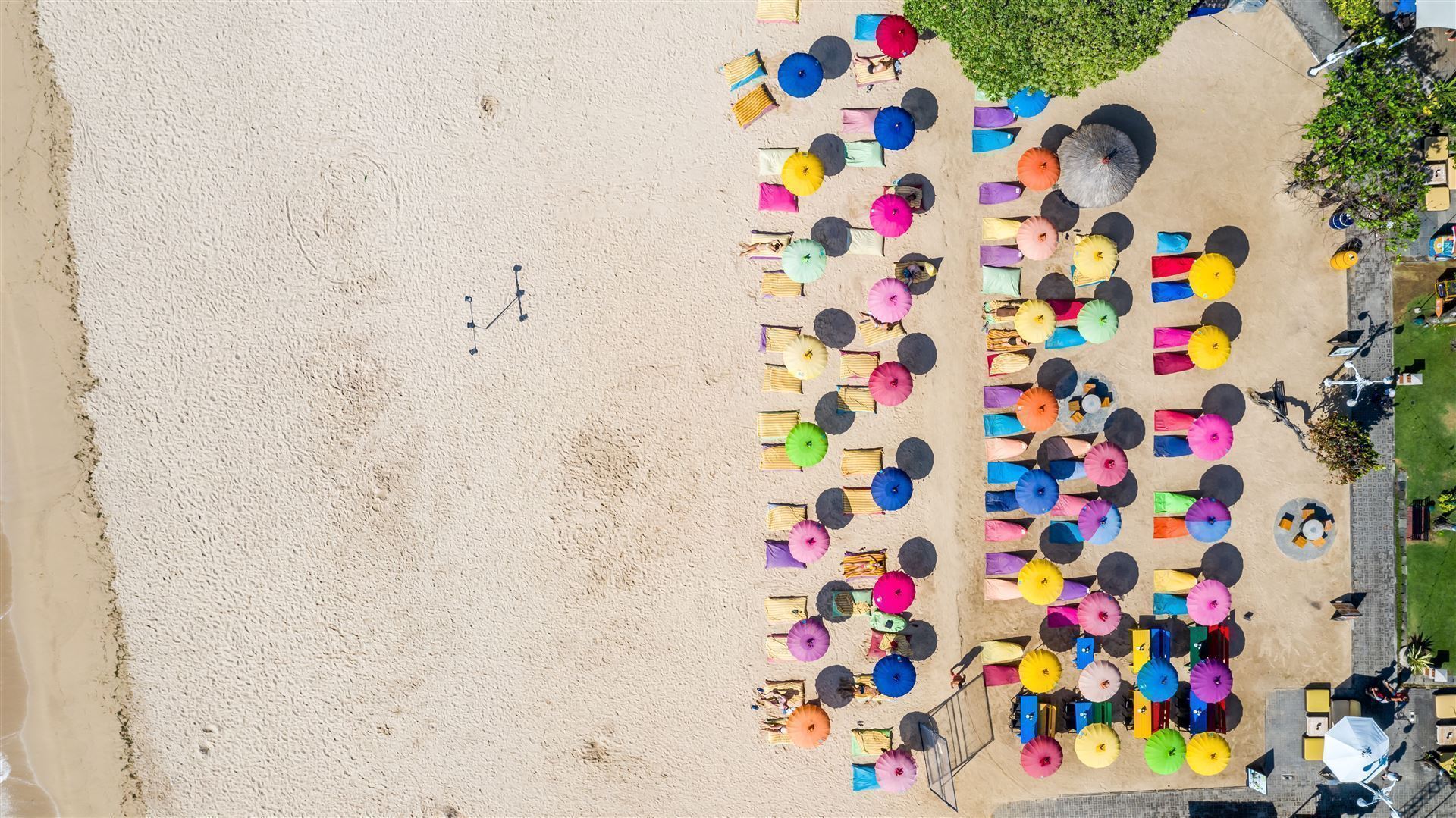 Bunte Sonnenschirme am Strand von Nusa Dua