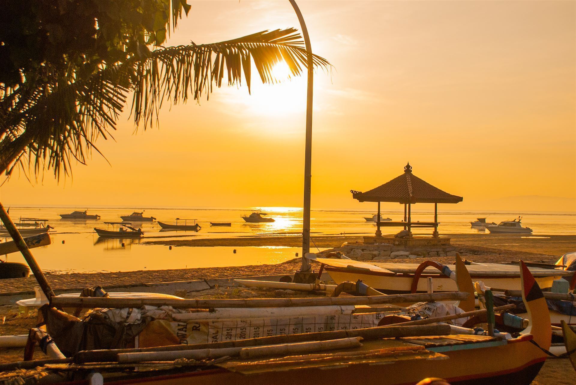 Boote bei Sonnenaufgang am Strand