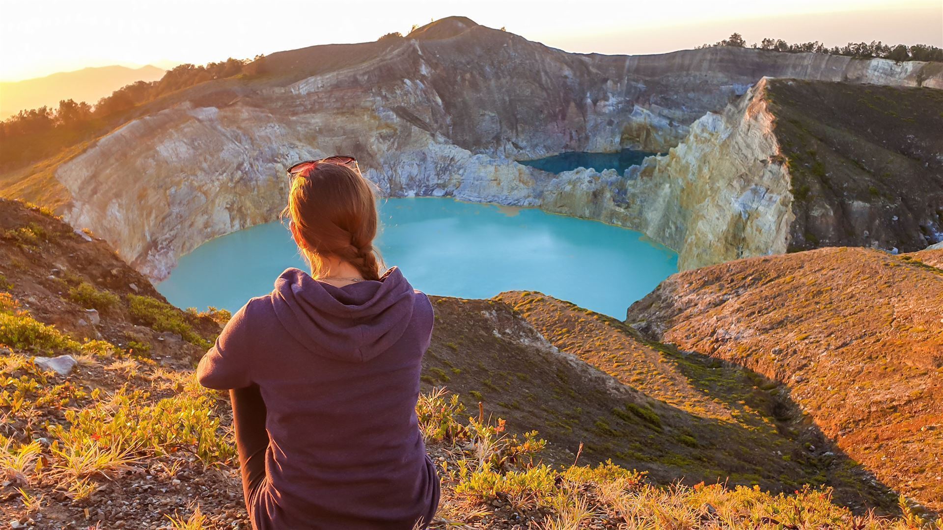 Frau genießt den Ausblick zum Kelimutu Vulkan auf der Insel Flores