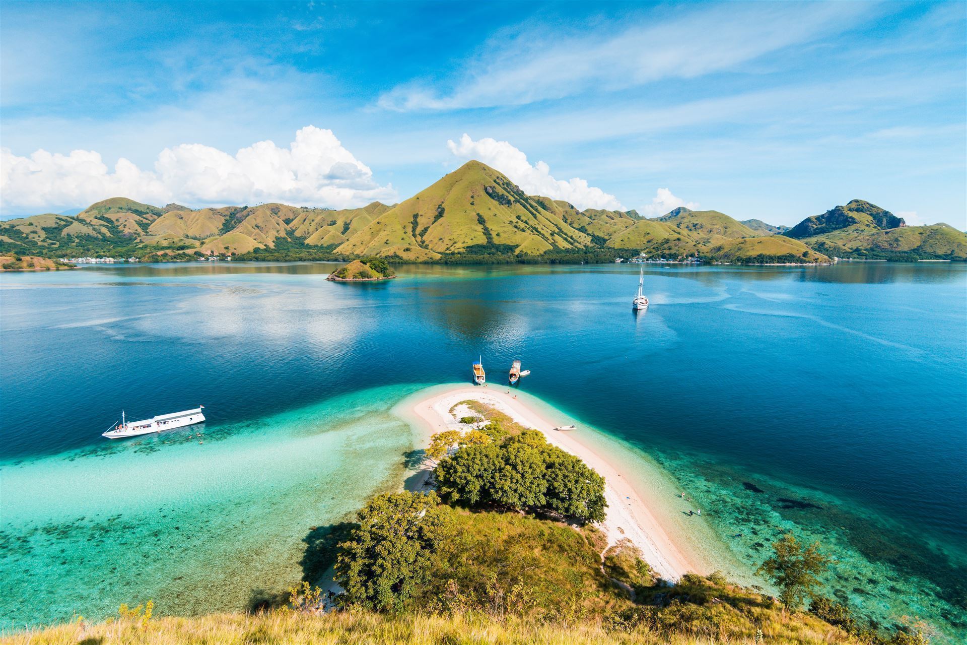 Blick von Kelor Island auf die Insel Komodo
