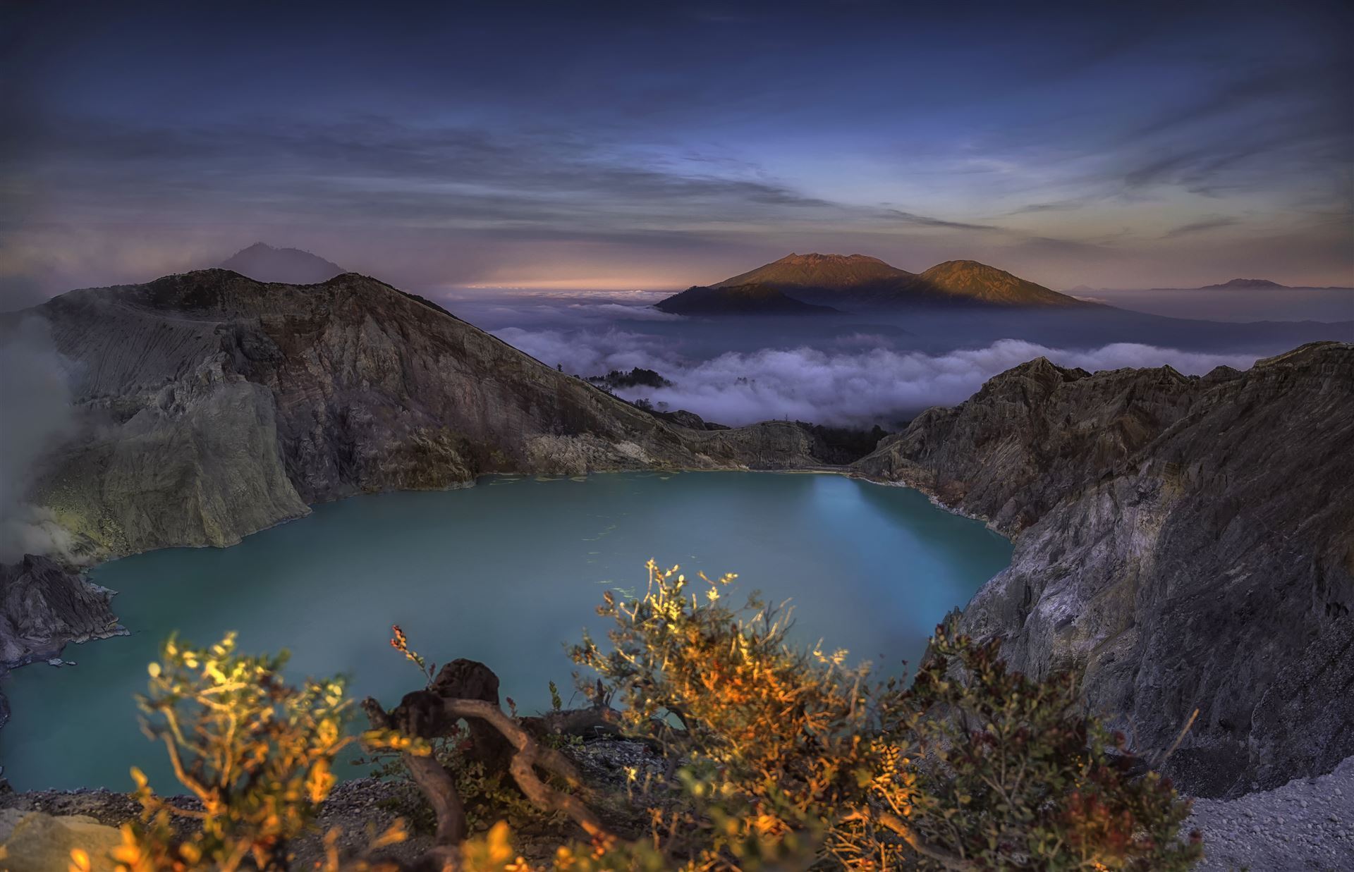 Grüner See am Morgen am Vulkan Ijen