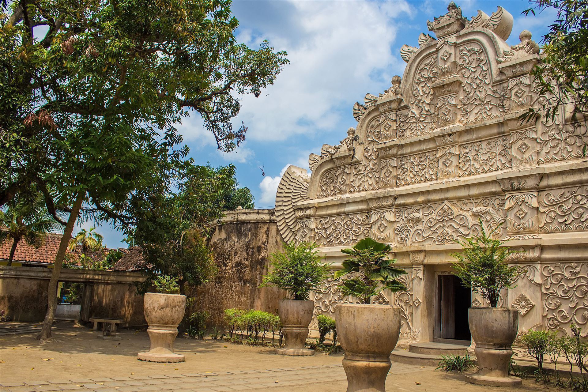 Eingang zum Wasserschloss Taman Sari