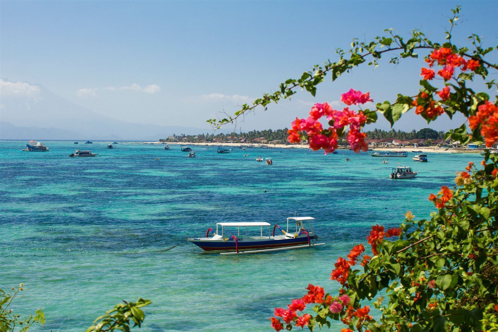Blick auf die Boote vor der Insel