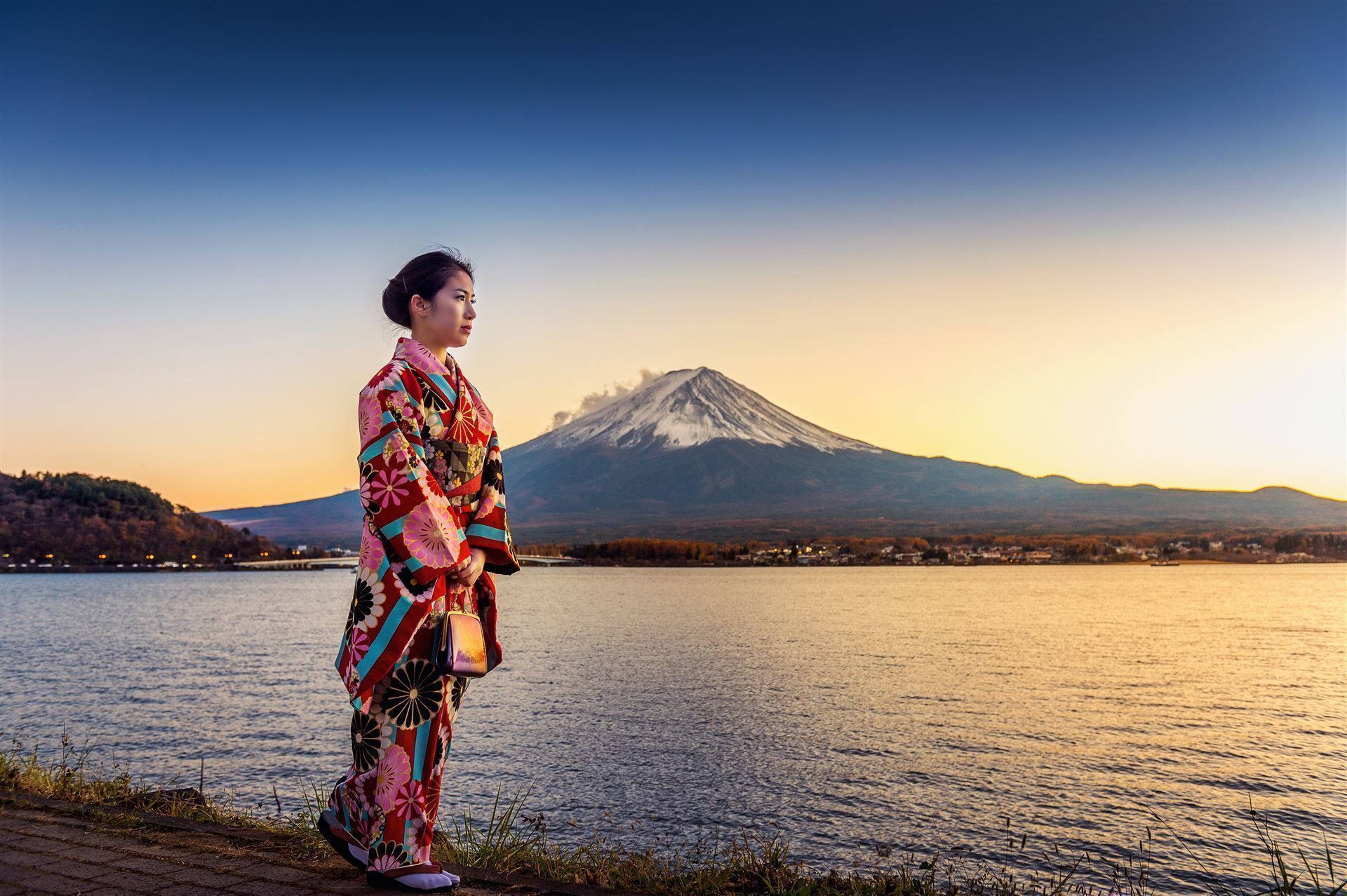 Japanerin mit Fuji im Hintergrund
