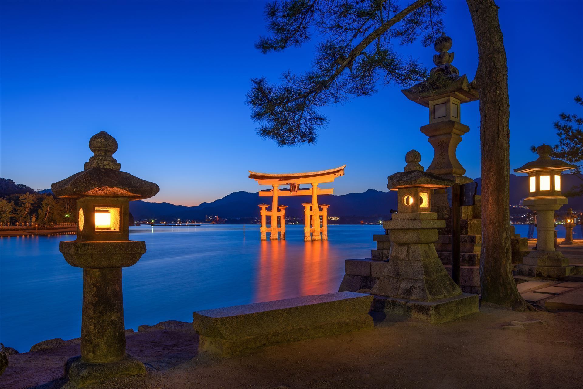 Itsukushima Schrein bei Nacht