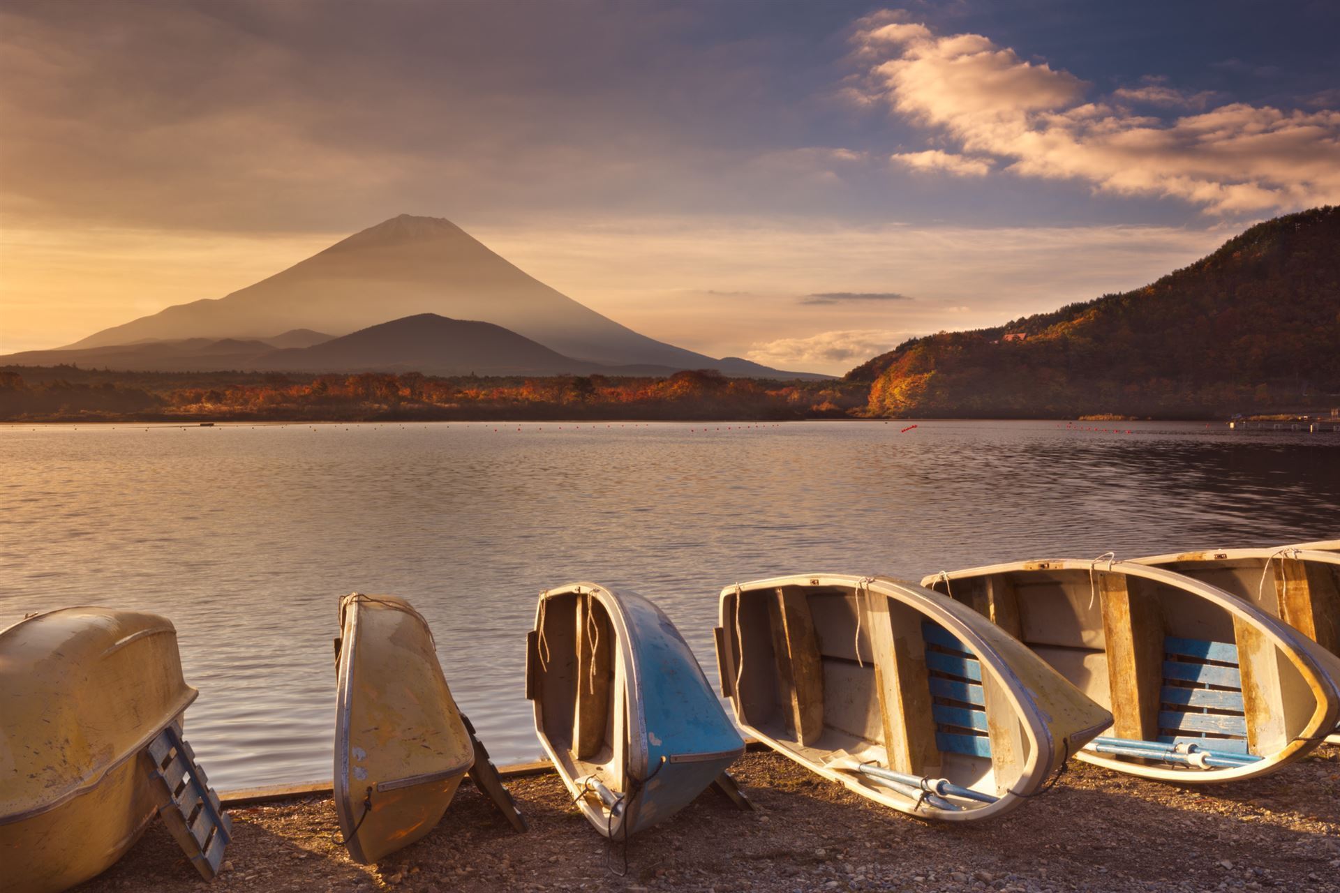 Mount Fuji und Lake Shoji bei Sonnenaufgang