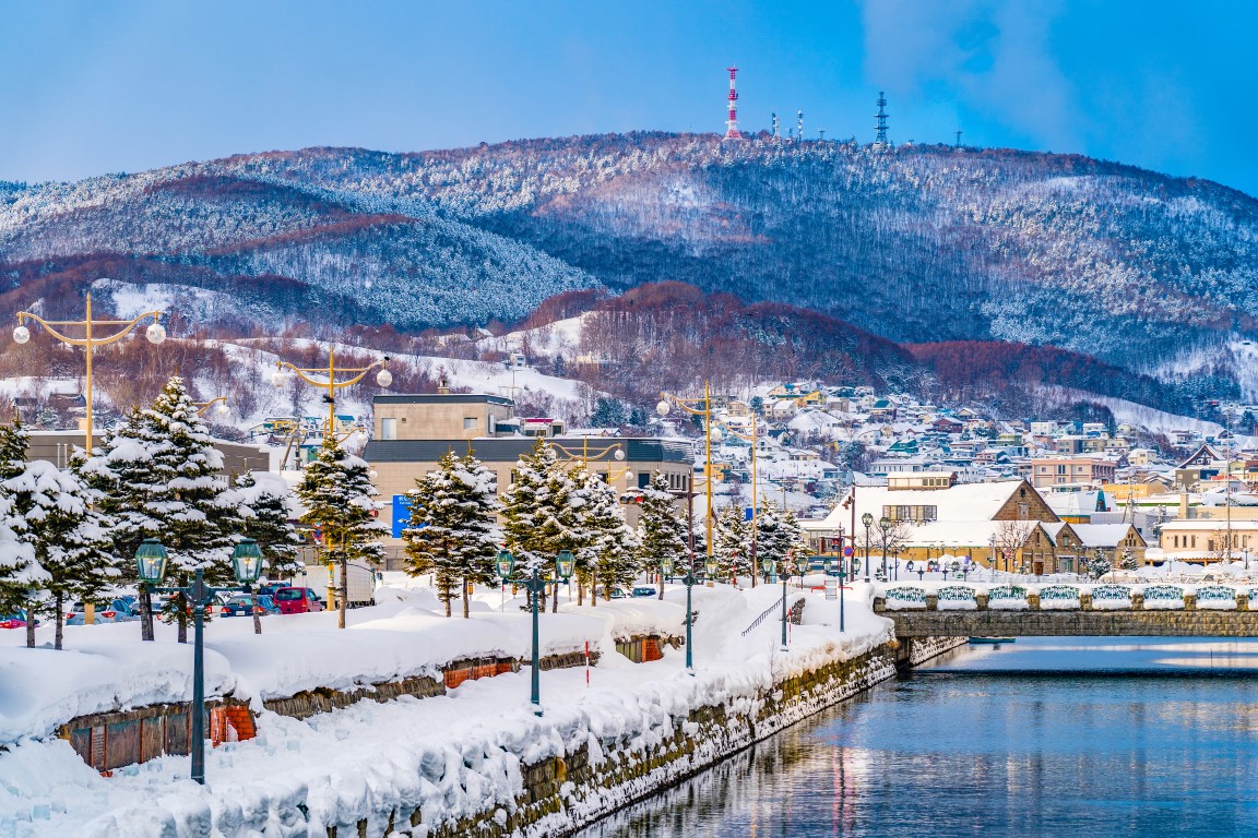 Otaru-Stadtansicht im Winterabend