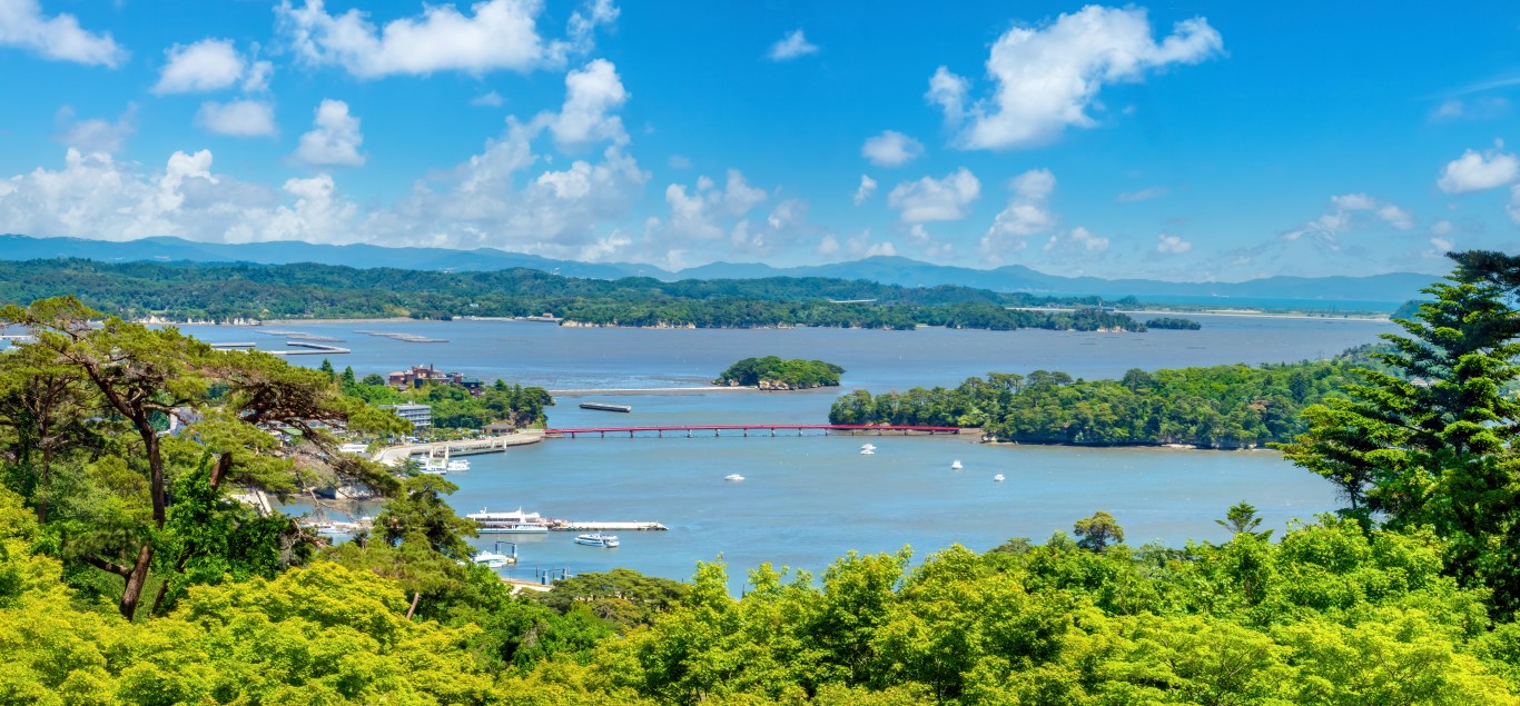Sendai-Blick auf die Matsushima-Bucht undrote Brücke