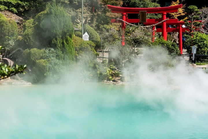 Umi Jigoku in Beppu, "Seehölle", der Name kommt von dem kobaltblauen Teich mit kochendem Wasser.