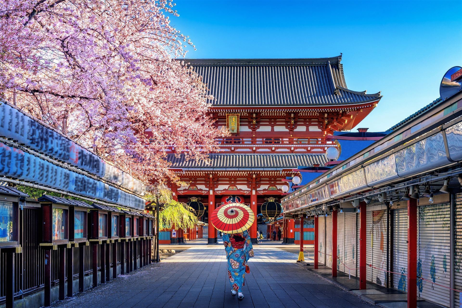 Frau im Kimono im Tempel