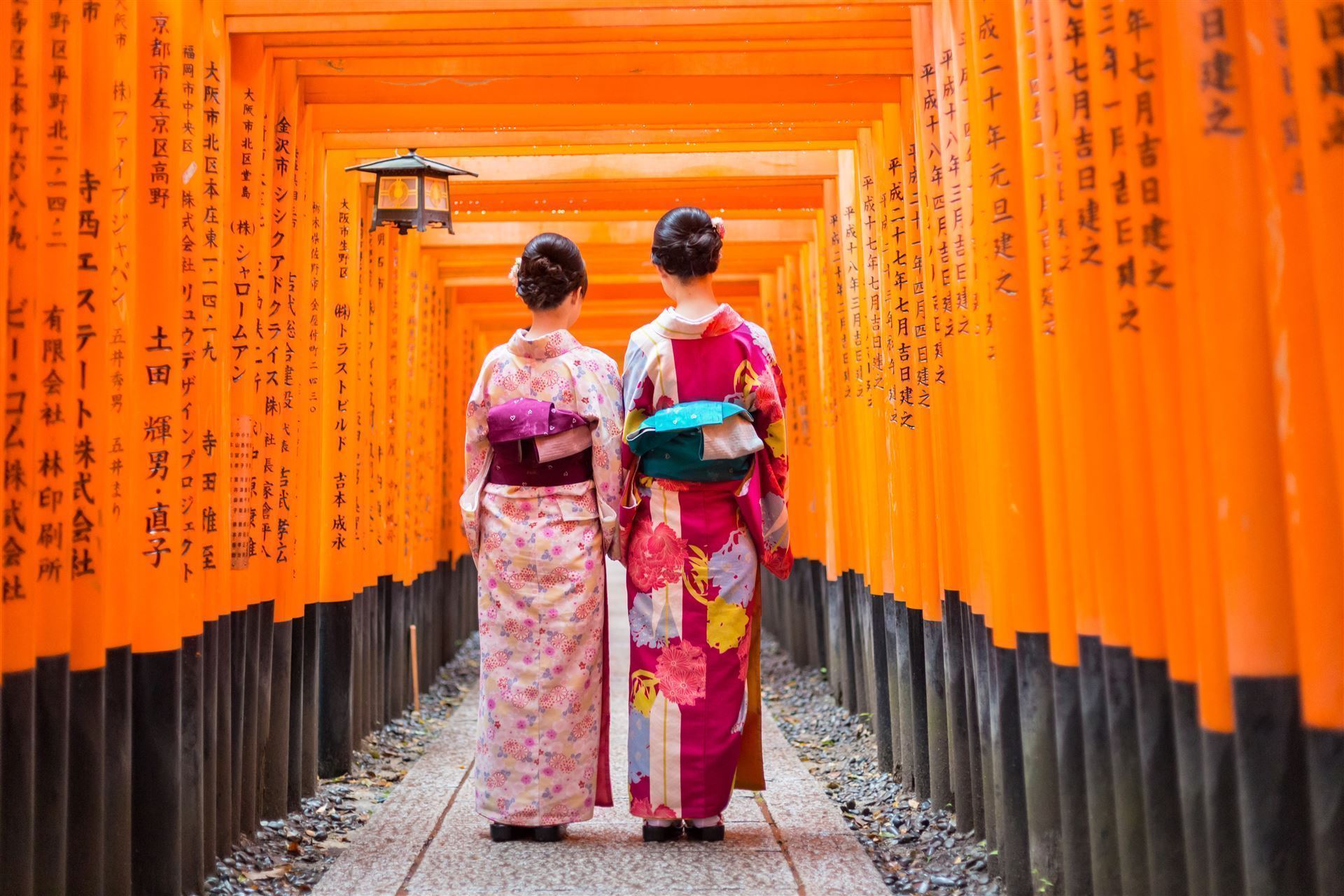 Inari Schrein mit 2 Geishas