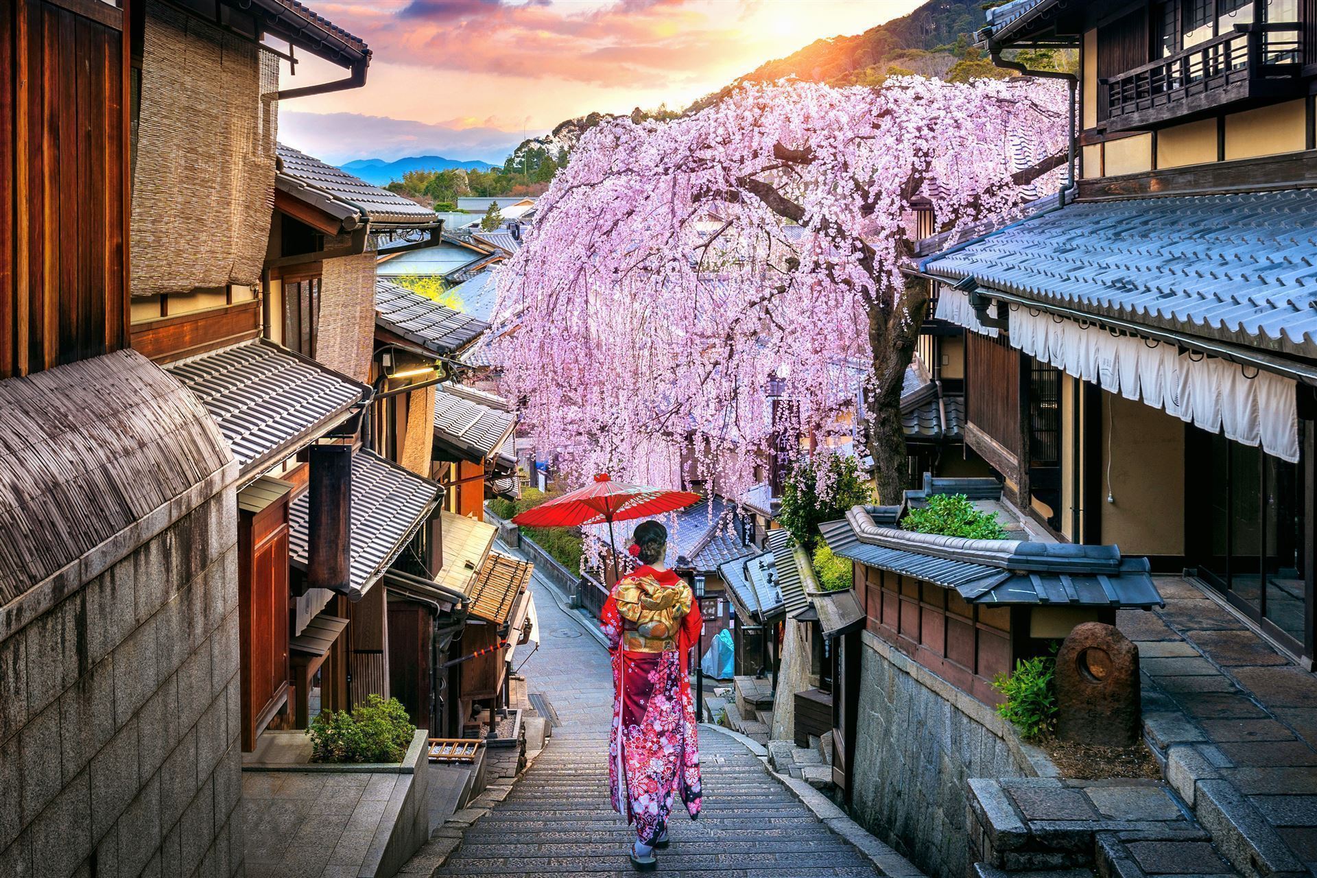 Kyoto Altstadt mit Frau mit Kimono