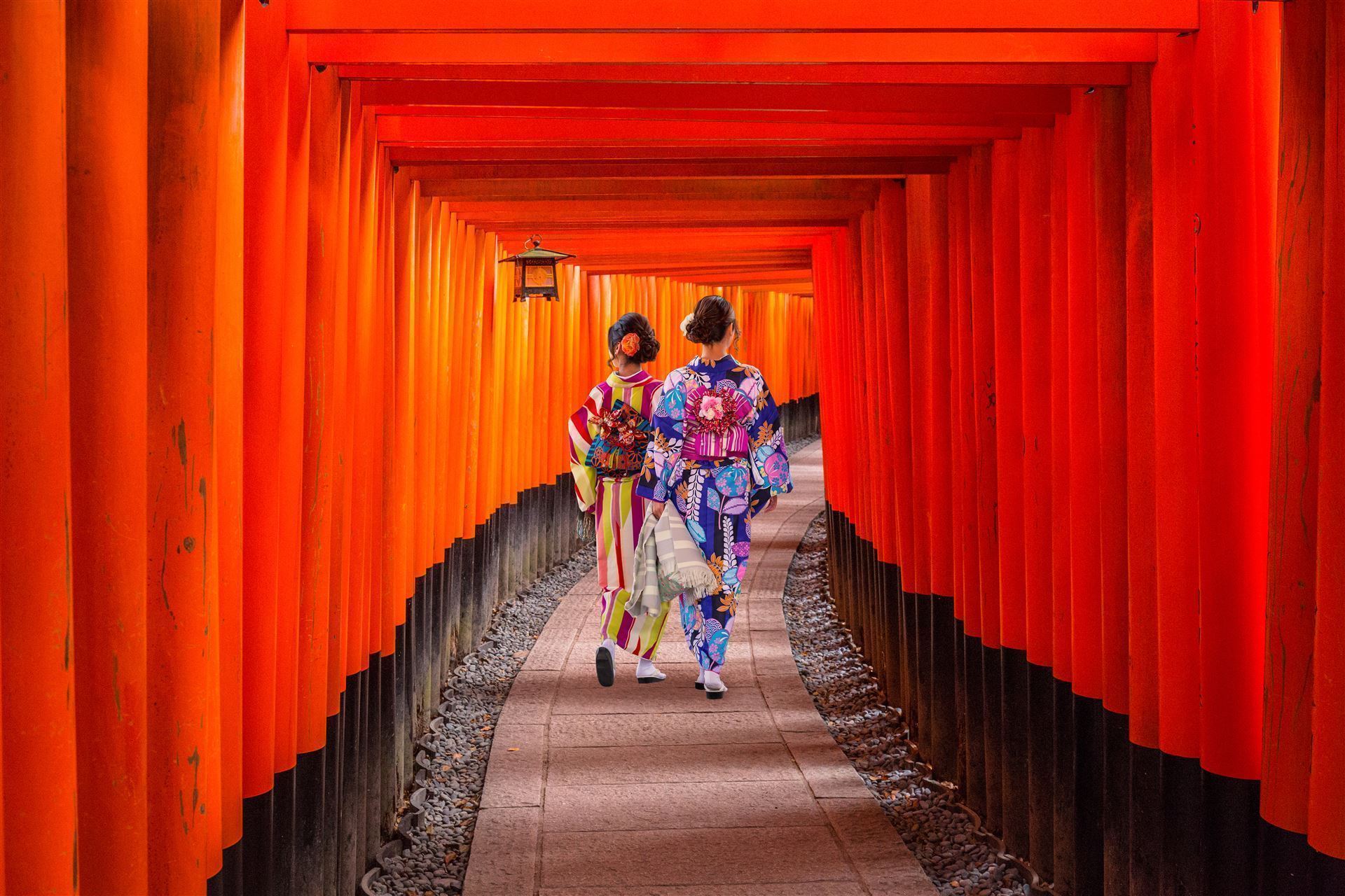 Frauen mit Kimono am Fushimi Inari Schrein