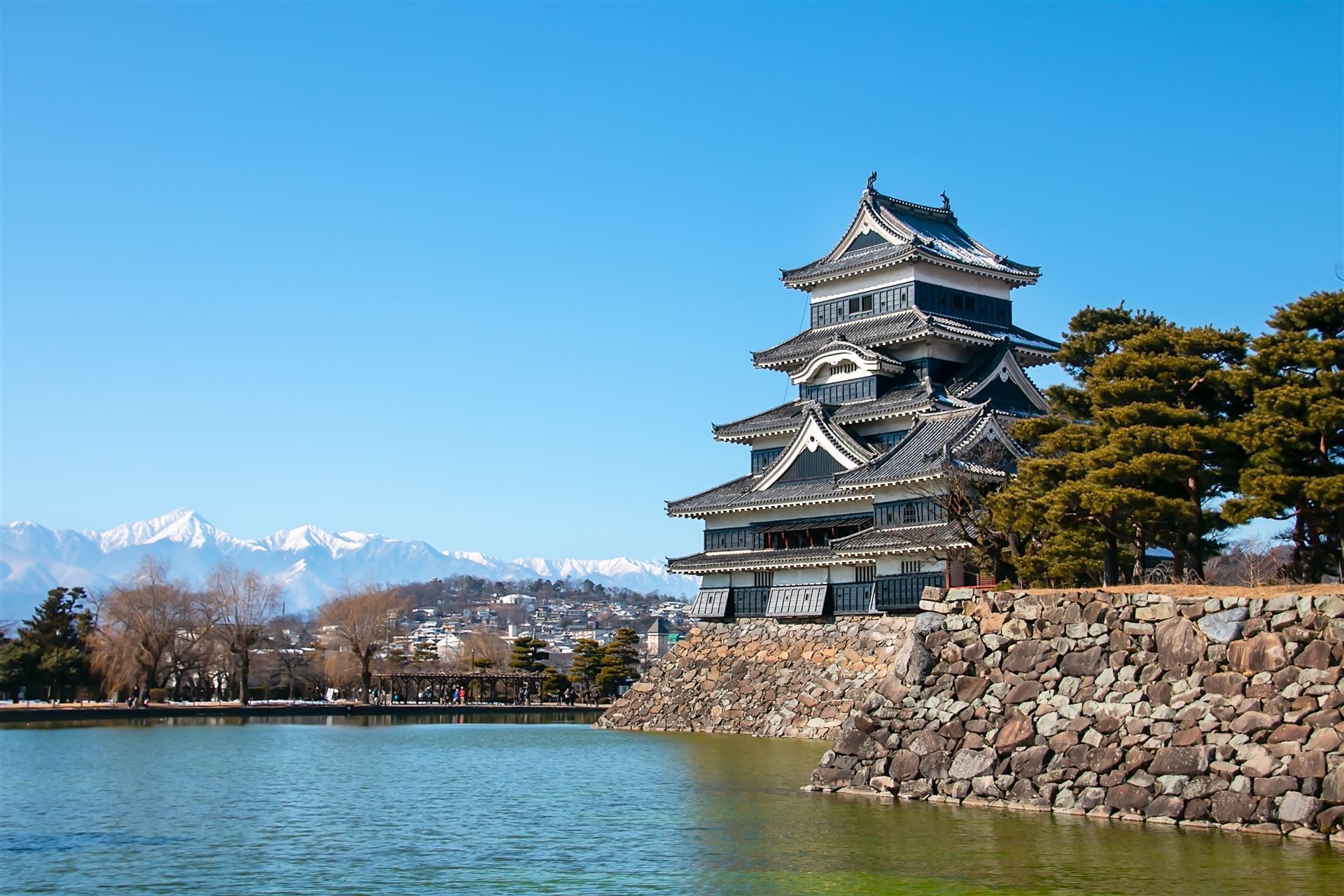 Matsumoto Burg mit der Blick auf den Alpen