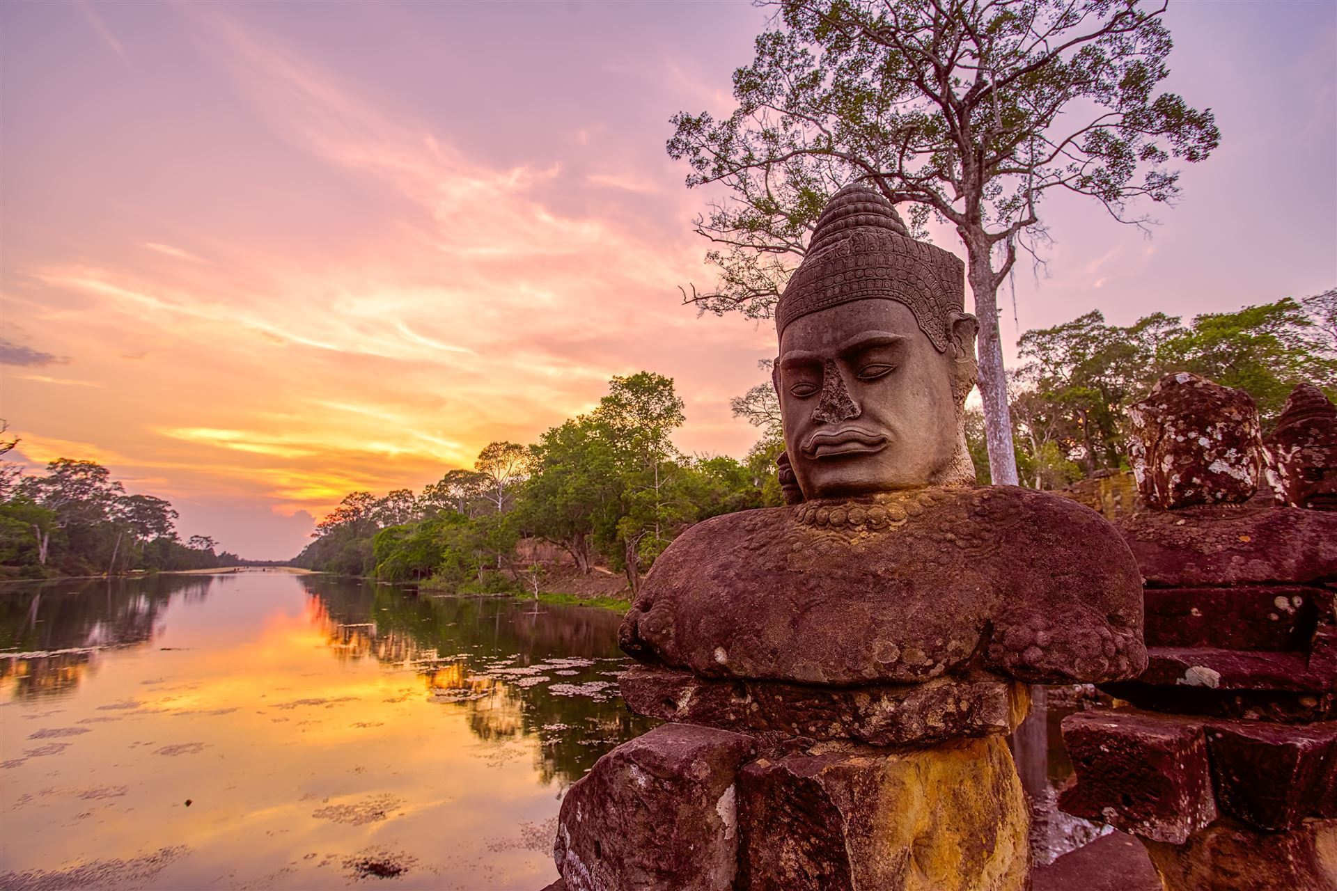 Statue in Angkor Thoma