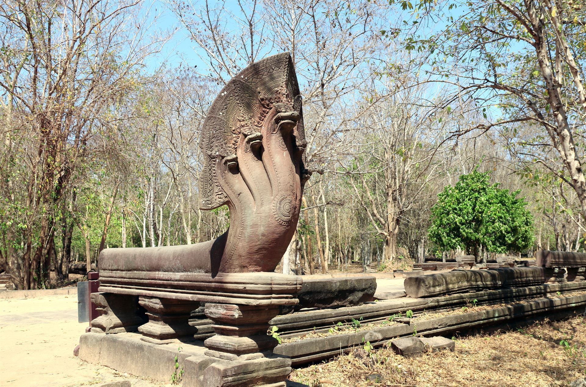Statuen mit Schlangen