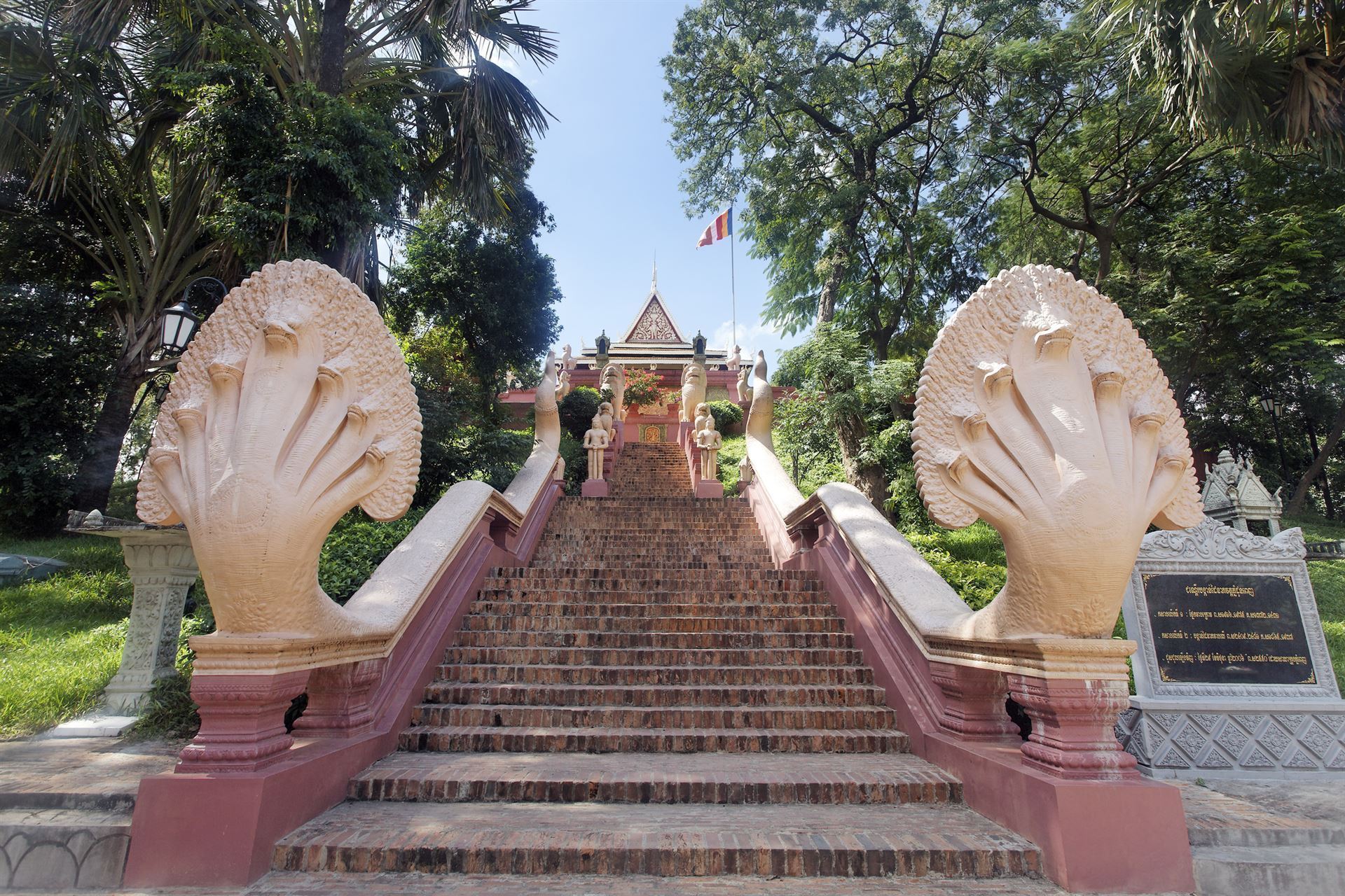 Wat Phnom Eingang
