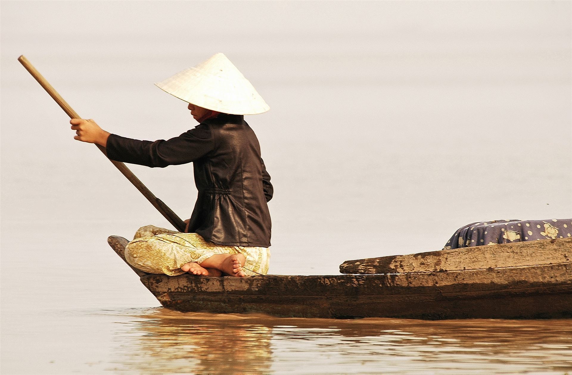 Frau im Boot auf Tonle See