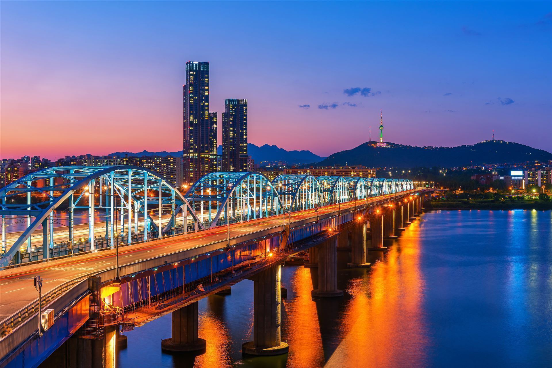 Beleuchtete Bruecke in Seoul