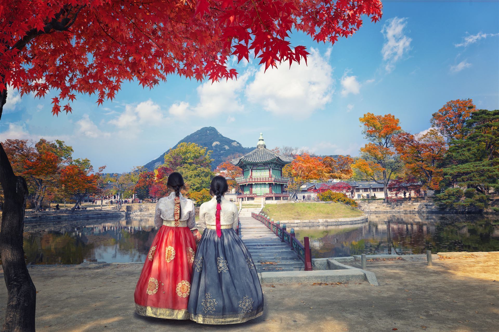 Gyeongbokgung mit jungen Frauen