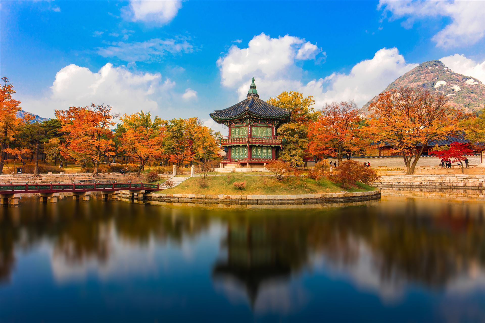 Gyeongbokgung Palast mit Herblaubfärbung