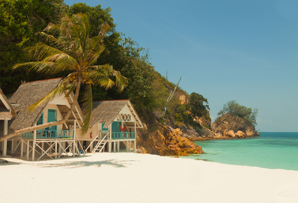tropischer Strand auf der Insel Rawa