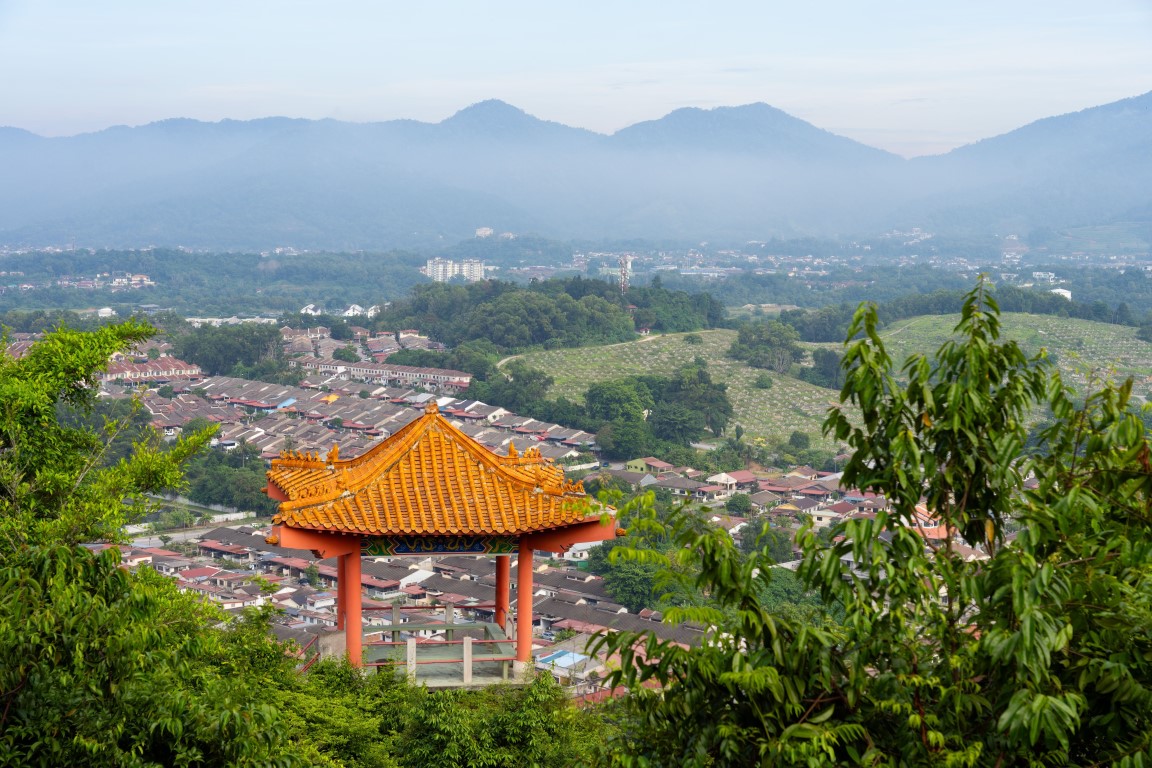 Blick auf einen traditionellen asiatischen Pavillon im Höhlentempel von Perak, Ipoh, Malaysia